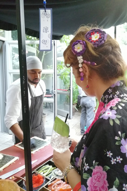 in attesa dei nori maki preparati al momento